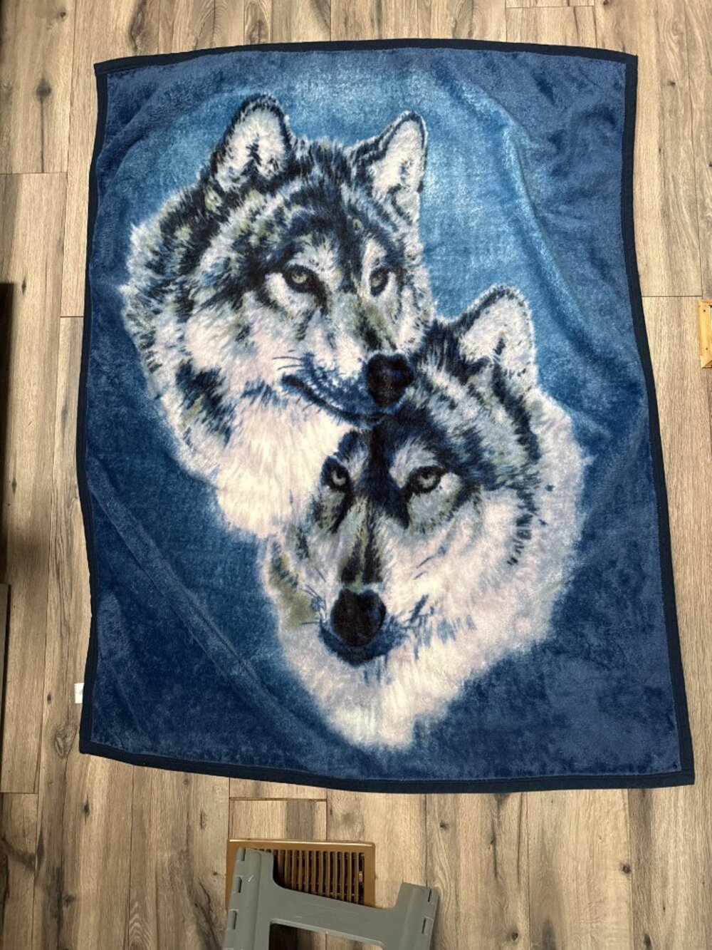Wolf Design Blue Throw Blanket 100% Polyester Boutique Collection 60"x50" Soft &